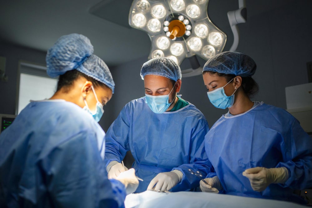 Imagem de médicos realizando cirurgia.