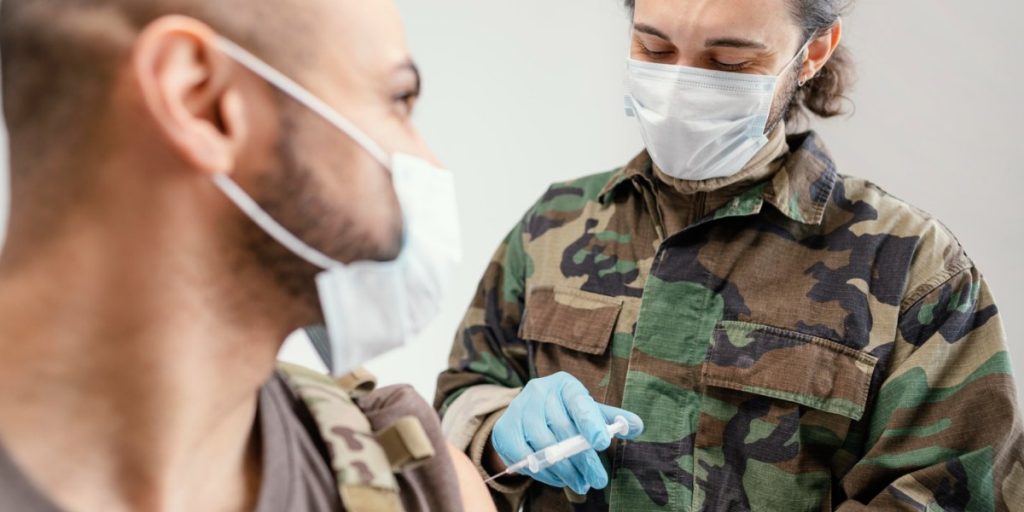 Foto de médico servindo as forças armadas.